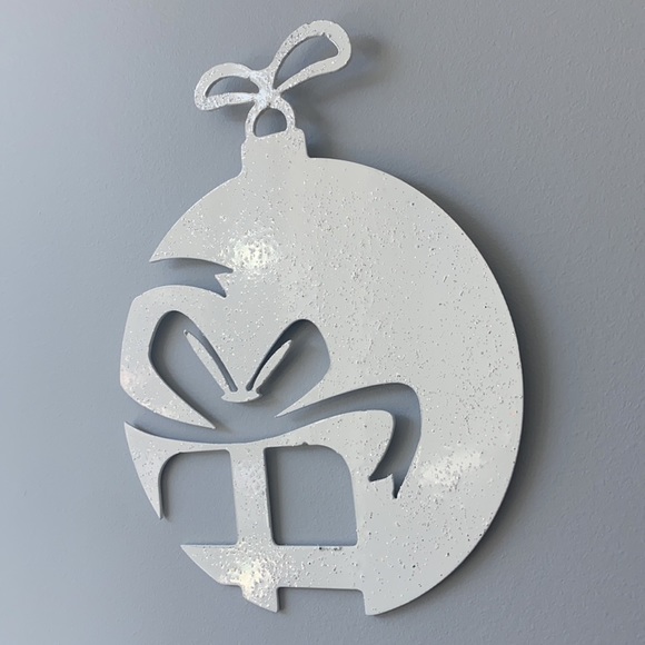 Boule de Noël en métal , decoration unique fait au Québec blanc brillant cadeau - Picture 2 of 5